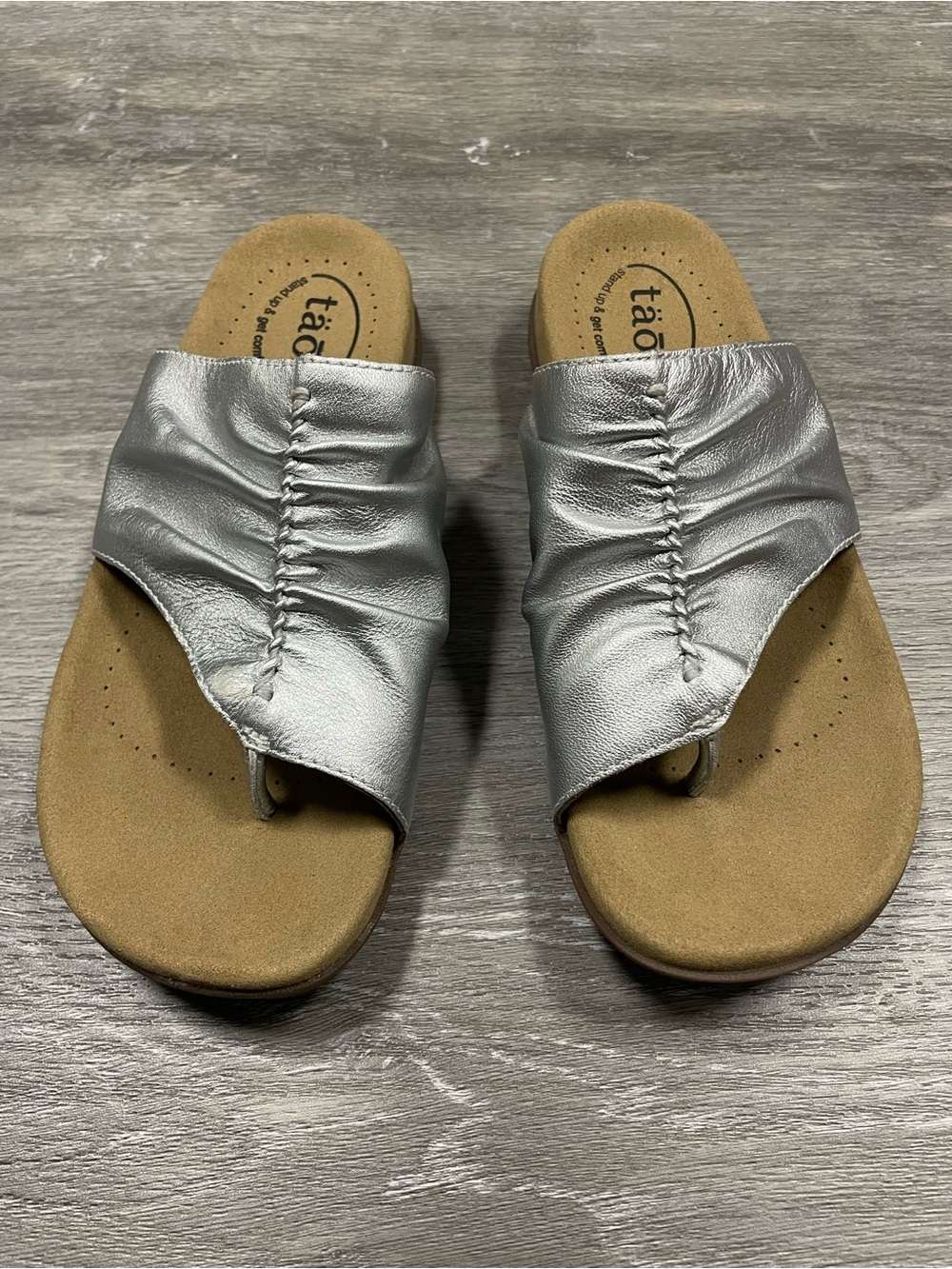 Taos Gift 2 Metallic Silver Ruched Leather Thong Sandals Women’s Size 7